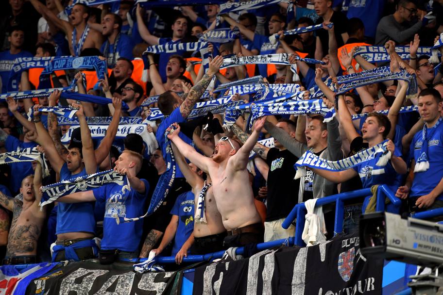 A Londra i tifosi dello Schalke 04 si fanno sentire durante la sfida di Champions contro il Chelsea. (Getty Images)
